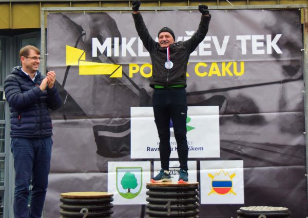 Read more about the article Kljub deževnemu vremenu po stopnišču CIK – CAK teklo štirideset tekmovalcev, Josef Eder postavil nov rekord teka